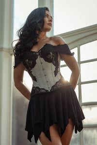 Corsetto intero lungo in grigio con maniche ad alette in pizzo