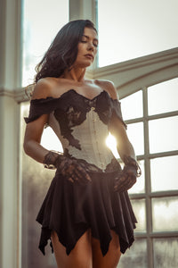 Corsetto intero lungo in grigio con maniche ad alette in pizzo