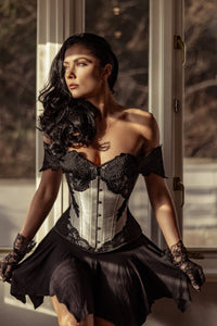 Corsetto intero lungo in grigio con maniche ad alette in pizzo