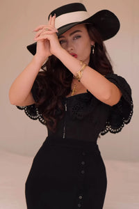 Alyssum Top corsetto in cotone broderie anglaise nero con maniche a balze doppie