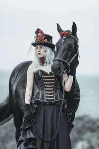 Corsetto in stile militare in raso nero con catene e dettagli in PVC