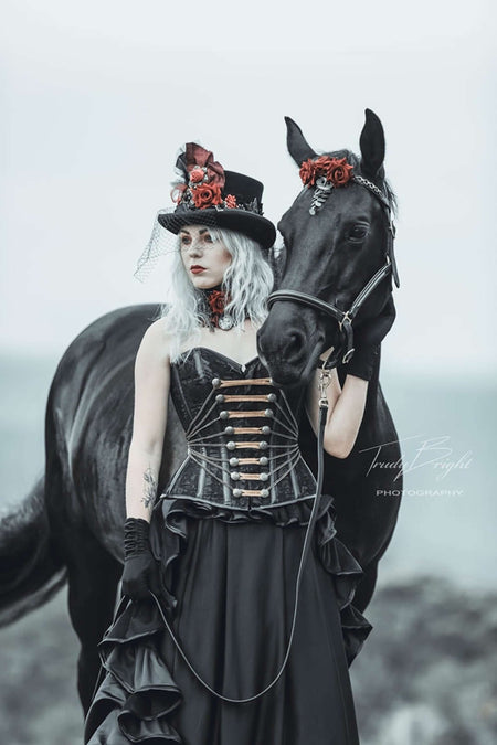 Corsetto in stile militare in raso nero con catene e dettagli in PVC